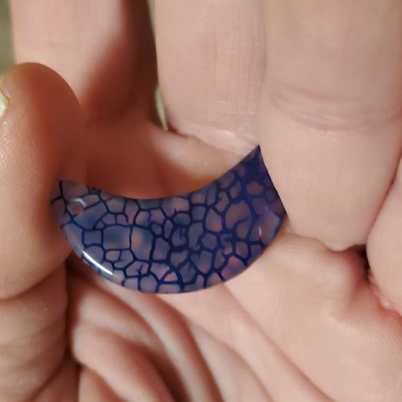 New Carved Dragon Veins Agate Crescent Moon Pendant. - Picture 9 of 12